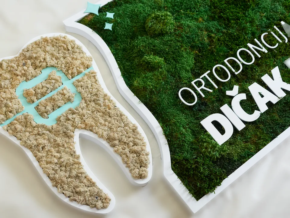 Brendiranje uredskih prostora: Zeleni logotipi i natpisi od mahovine