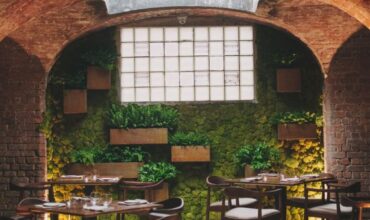 moss-wall-interior-design-restaurant-green-touch