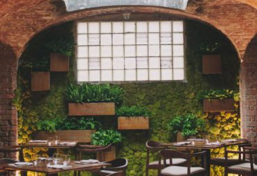 moss-wall-interior-design-restaurant-green-touch